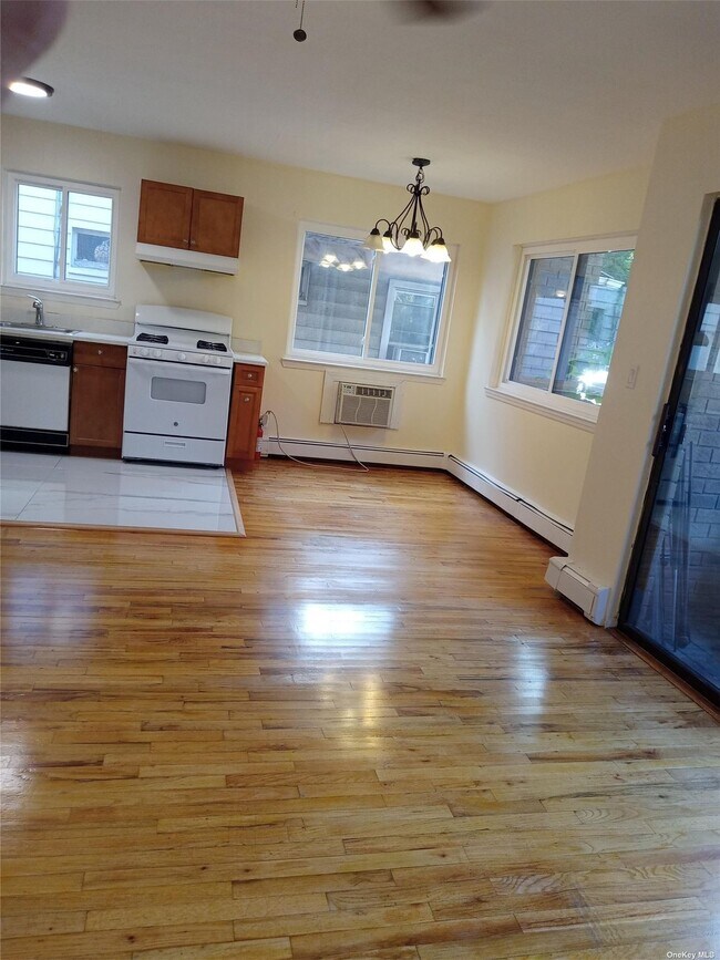 Foto del edificio - 213-54-213-38 38th Ave