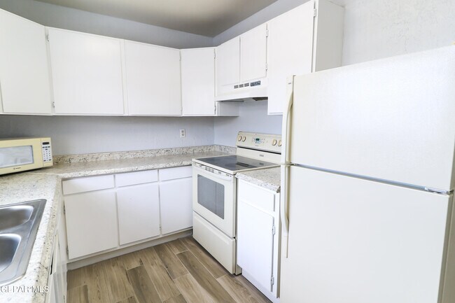 Foto del edificio - 4800 N Stanton St