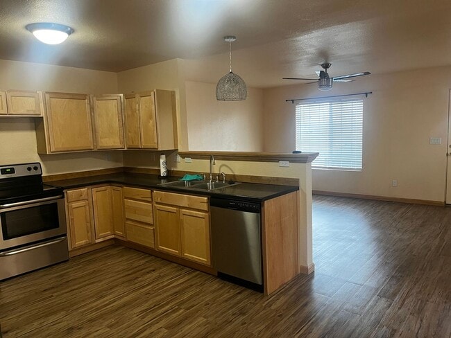 Building Photo - Well Maintained Main Level Apartment.