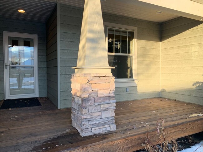 Building Photo - 3 Bedrooms 2 Bathrooms House - Centrally L...