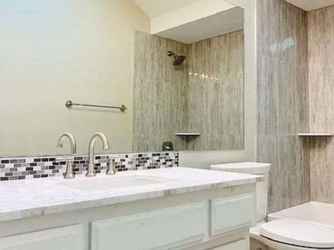 Foto del edificio - 13815 W Cir – Immaculate 3BR Millard Highlands Home!Step into this beautifully maintained split-e...