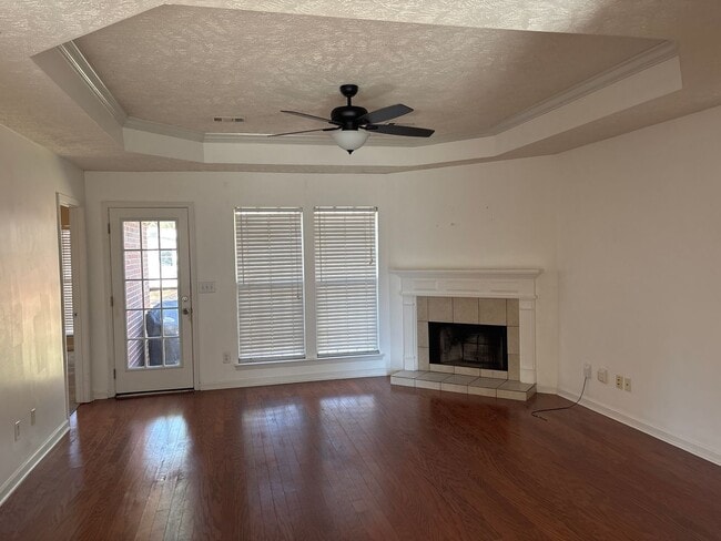 Building Photo - AVAILABLE NOW!