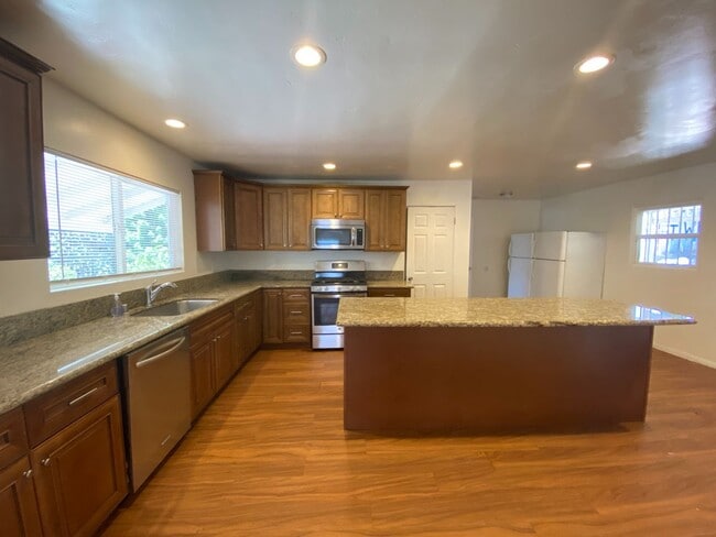 Foto del edificio - Large House, Close to Campus!!