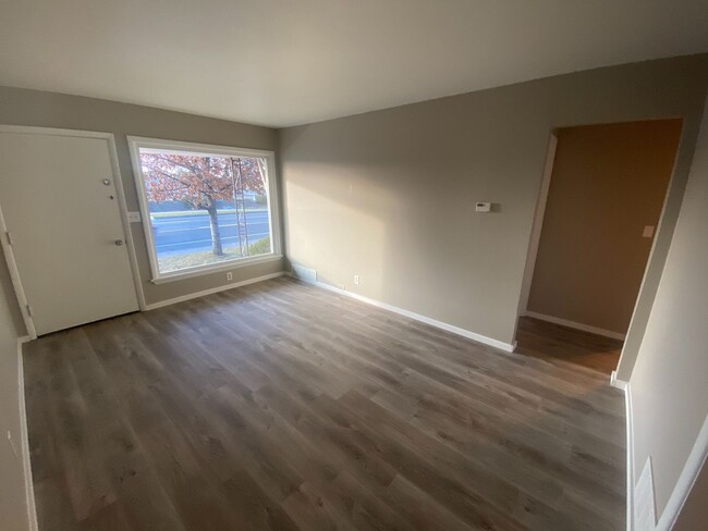 Building Photo - Updated 3 Bedroom Duplex in Northwest Spokane