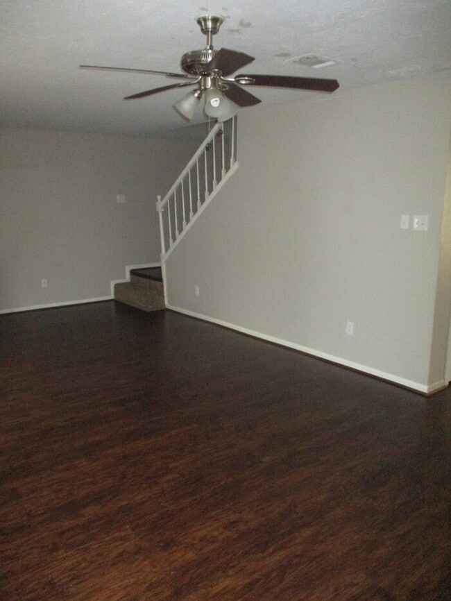 Building Photo - 201 Hartford Ln