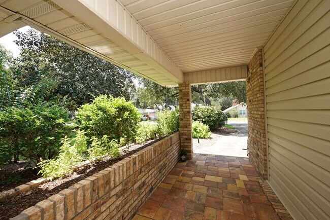 Building Photo - 246 Dominica Cir E