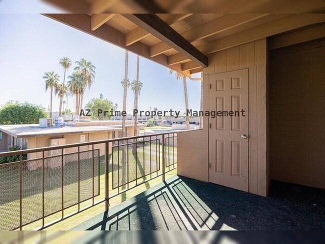 Photo - 2411 W Hazelwood St Apartment