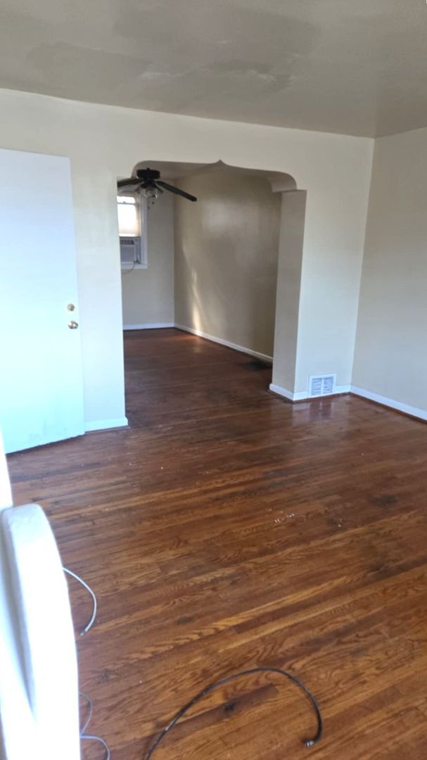Foto del edificio - Spacious 4-Bedroom Home in Olney with Parking! Available NOW!