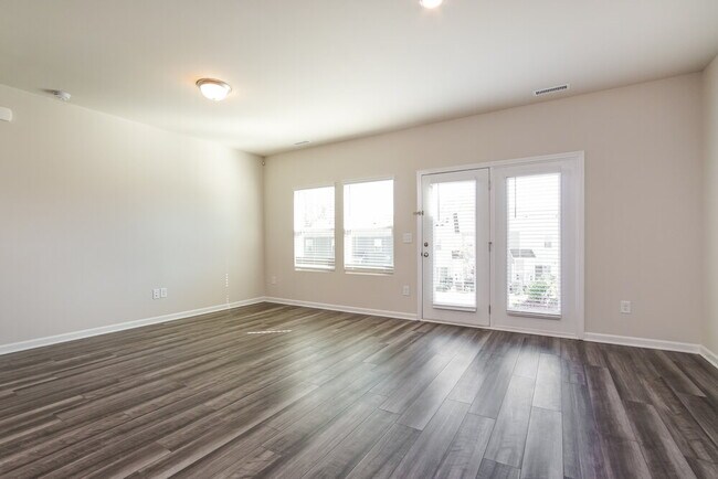 Building Photo - 921 Field Ivy Dr