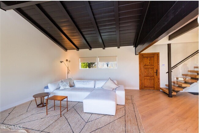 Foto del edificio - Must see this luxurious short-term, furnis...