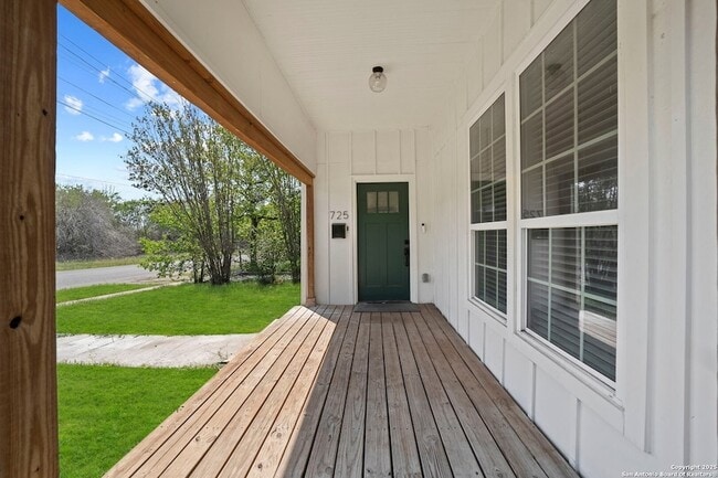 Building Photo - 725 Westfall Ave