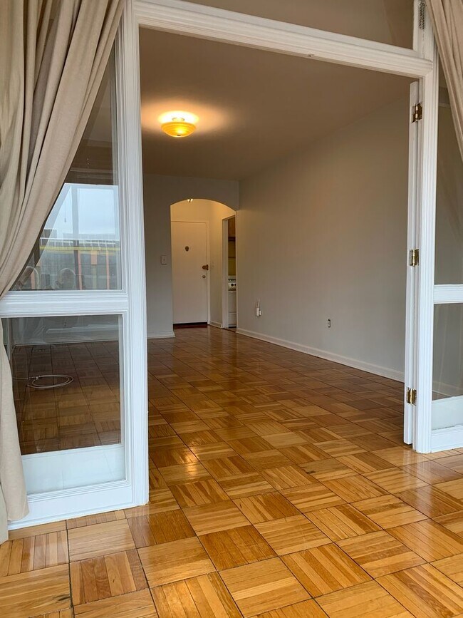 Building Photo - Top Floor Efficiency off Dupont Circle wit...