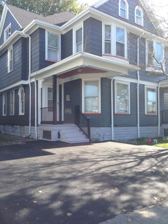 Foto del edificio - 324-326-326 Mt Hope Ave