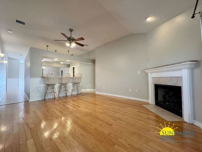 Building Photo - Cul-de-Sac Charm: Beautiful 4 Bedroom Home in Mary Esther Near Beaches and Bases!