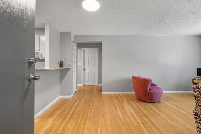 Foto del edificio - 99 Cluff Crossing Rd