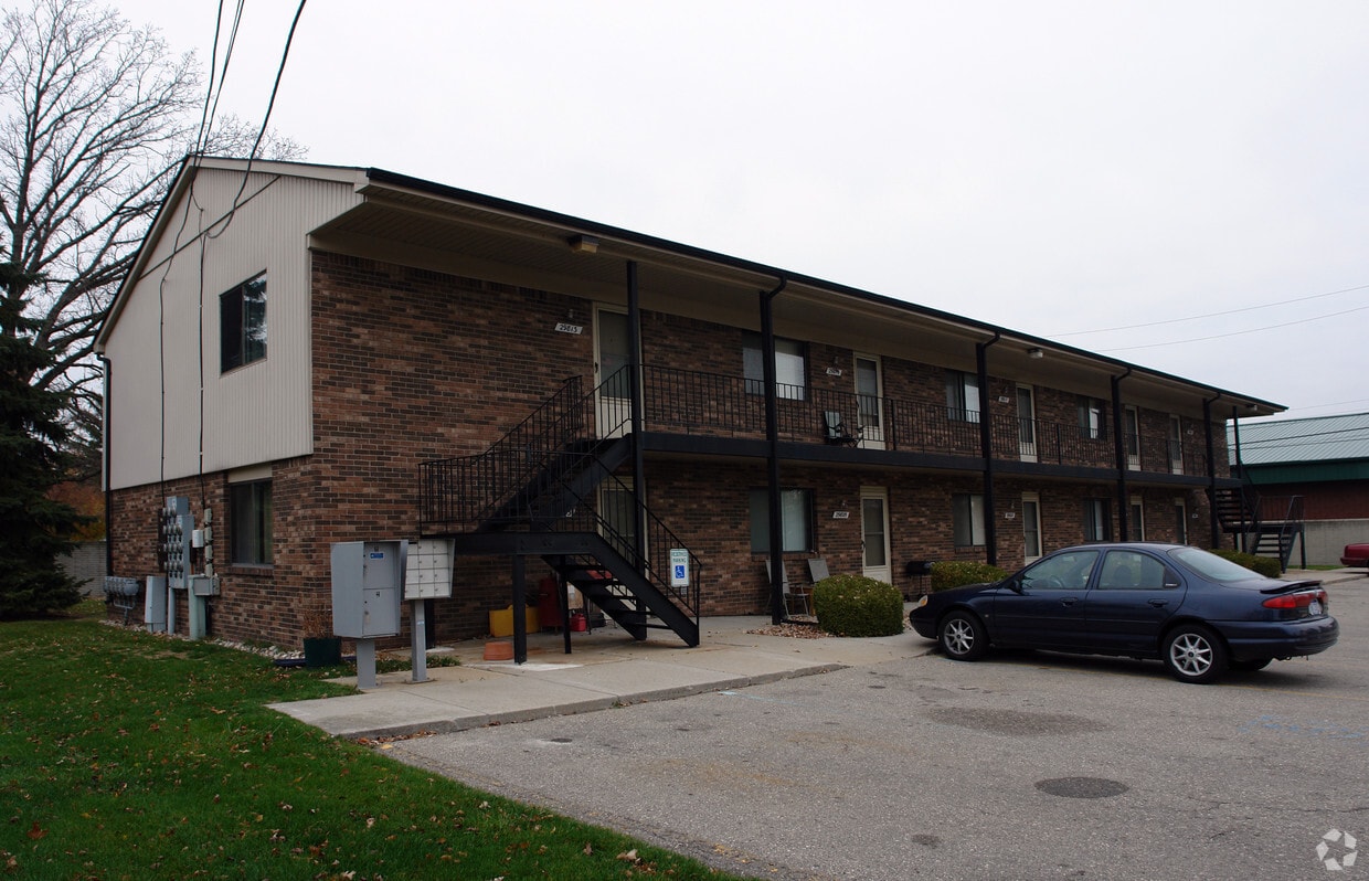 Common Manor Apartments in Roseville, MI