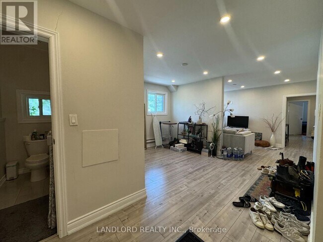 Photo du bâtiment - 154-154 Ossington Ave