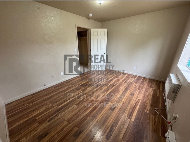 Foto del edificio - 1717 Oakshire Ln