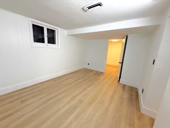 Building Photo - 330 Willingdon Av