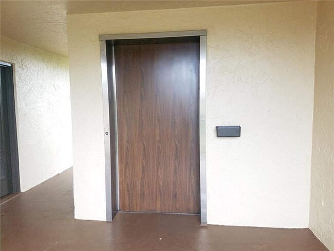 Foto del edificio - 7710 NW 50th St