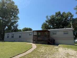 Building Photo - 823 Cassie St