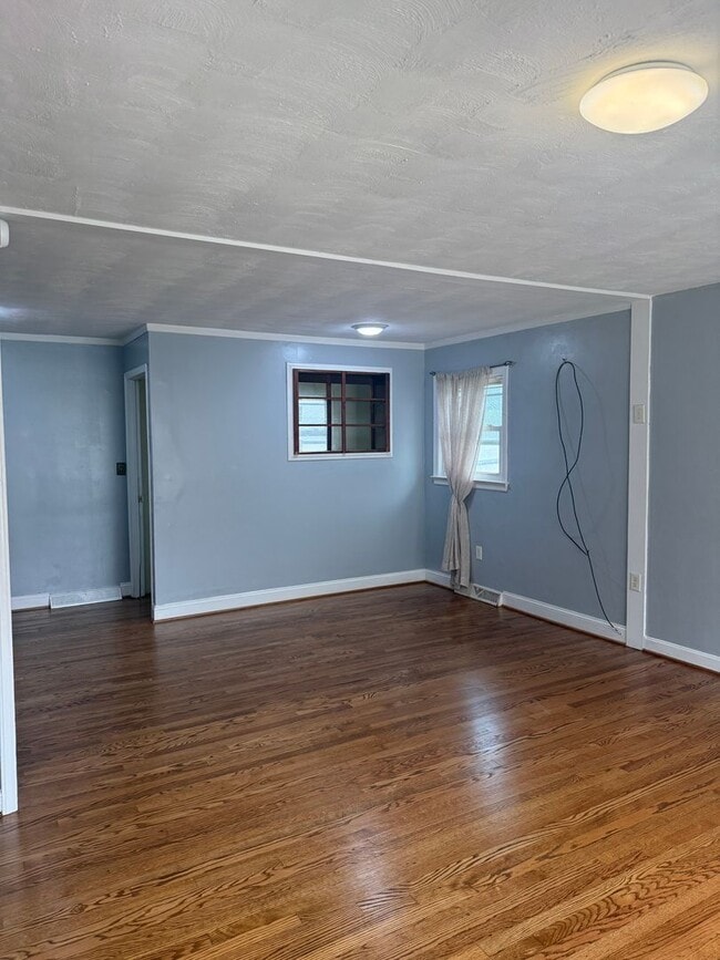 Building Photo - 605 S Maple St