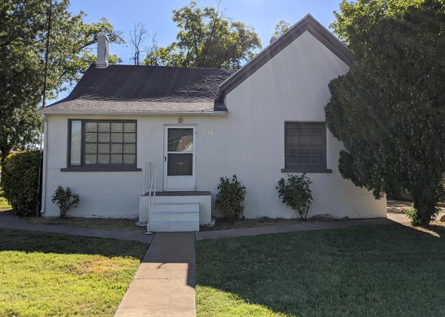 Building Photo - Charming Downtown Cottage