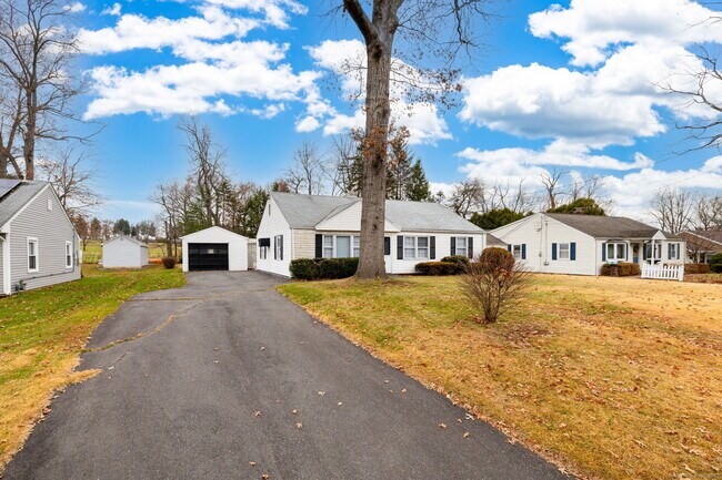 Foto del edificio - 92 Indian Hill Rd