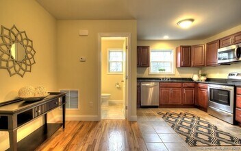 Building Photo - 339 Meadowside Rd