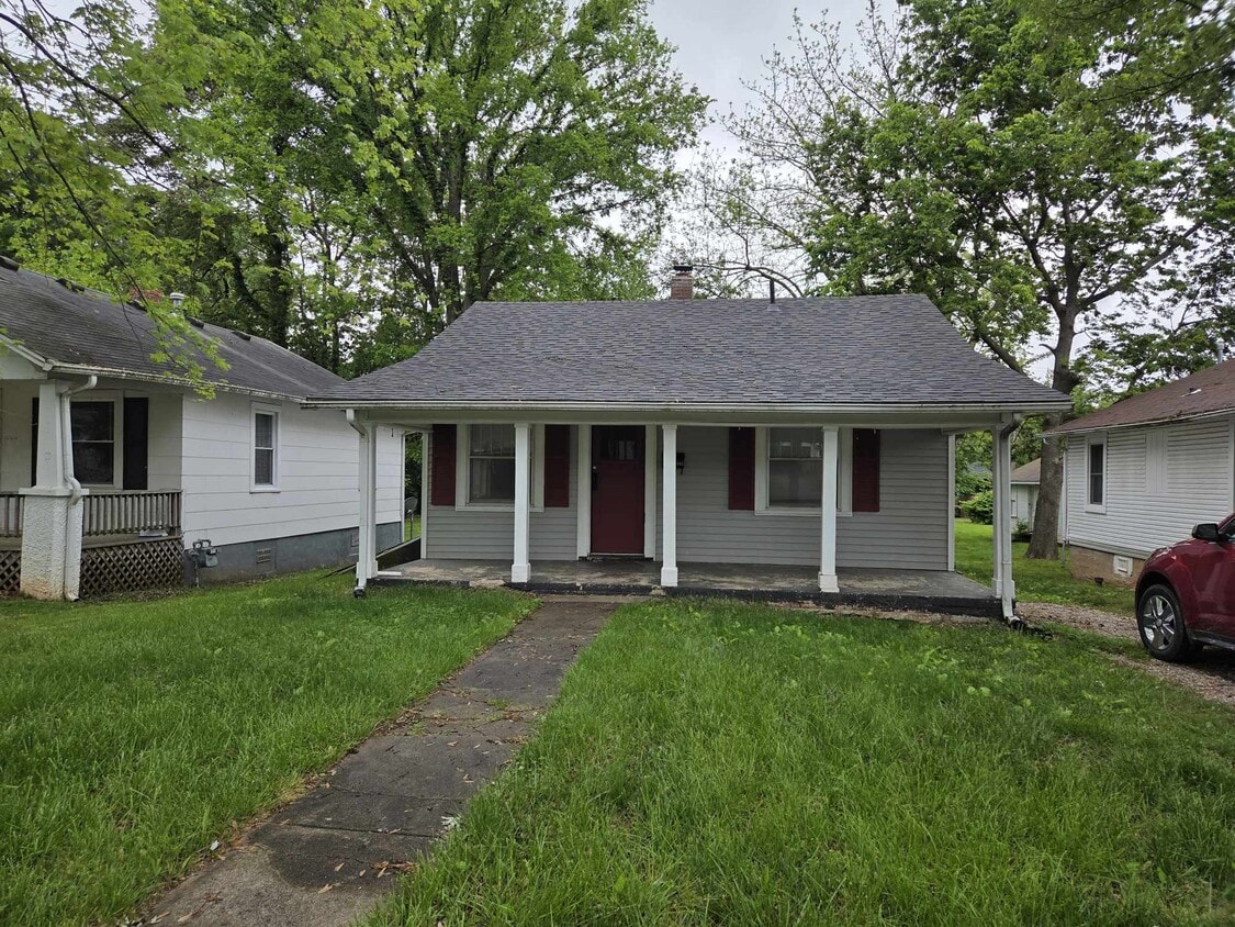 Primary Photo - 915 S Newton Ave