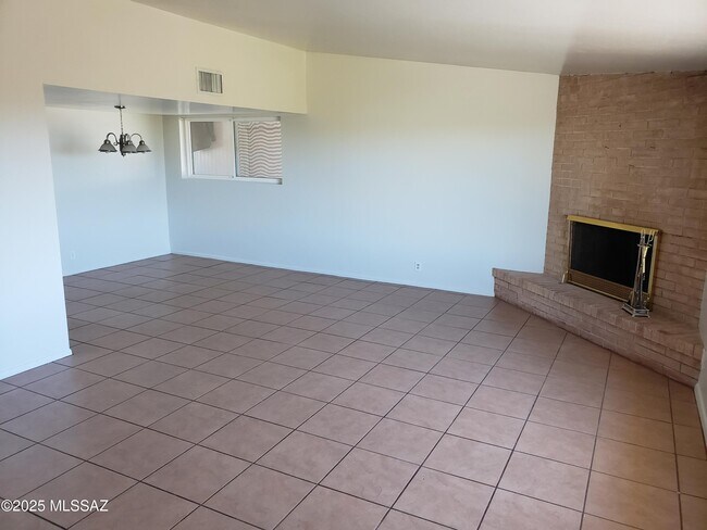 Building Photo - 5520 N Bonita Pl