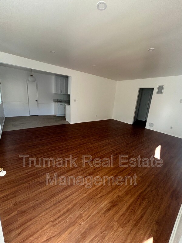 Building Photo - 555 Palm Dr