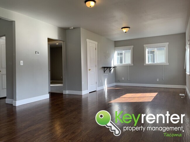 Building Photo - Centrally Located 3Bed/1.5Bath Tacoma Home!
