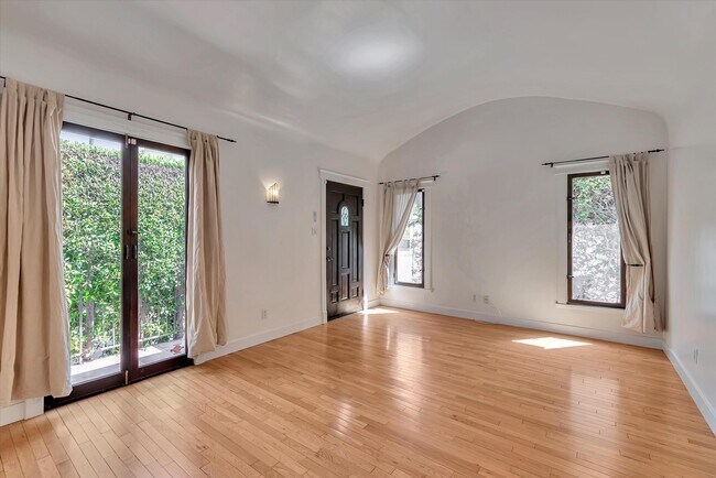Foto del edificio - 7262 Willoughby Ave