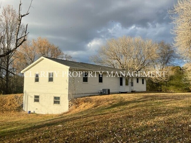 Building Photo - Private 3 bedroom house in Birchwood
