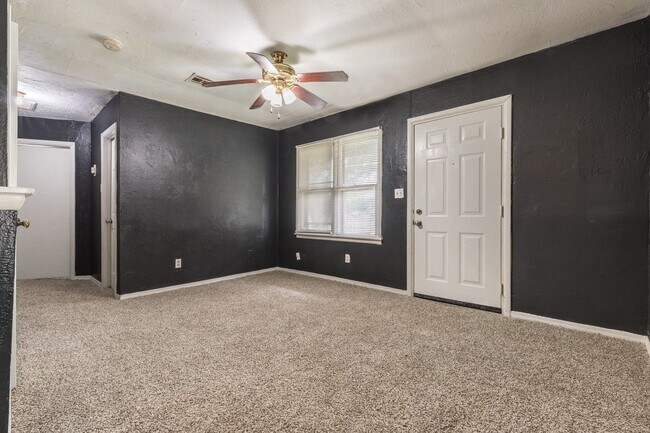 Building Photo - Lovely Home In Southwest OKC!