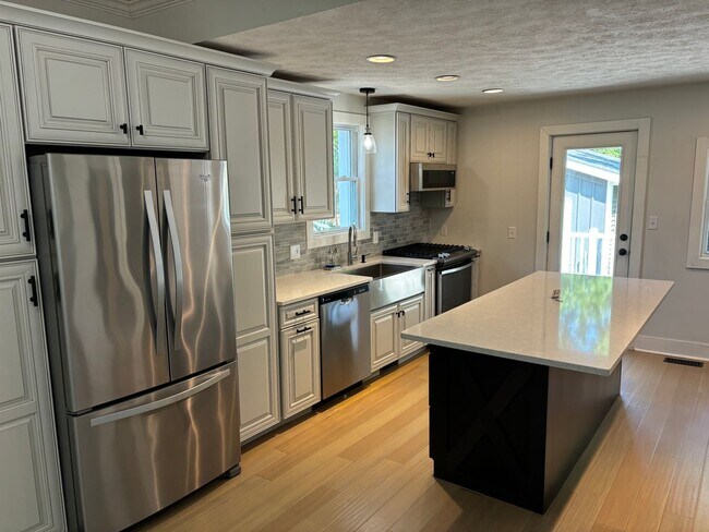Building Photo - Beautiful home in EGR, walking distance to...