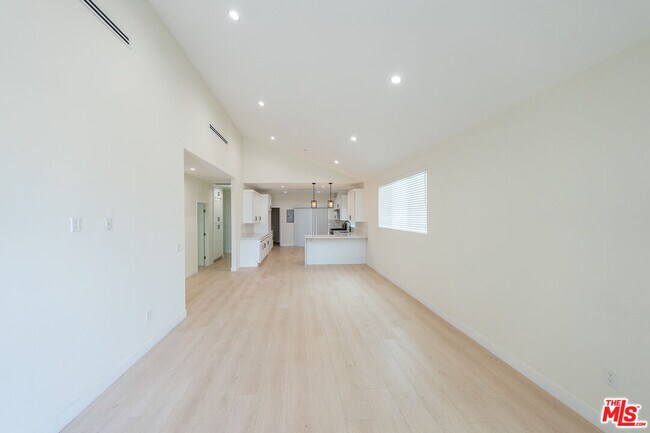 Foto del edificio - 815 E Elmwood Ave