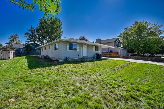 Building Photo - 916 Vics Rd