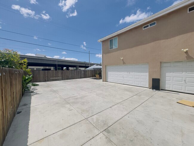 Building Photo - 2436 E 115th Pl