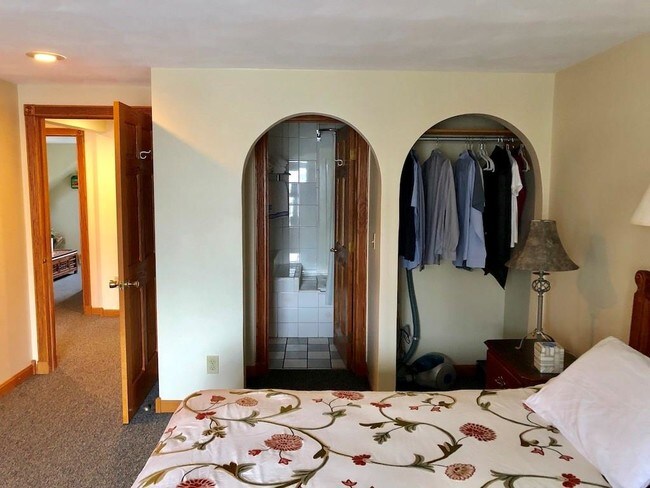 Building Photo - 34 Aquidneck Ave