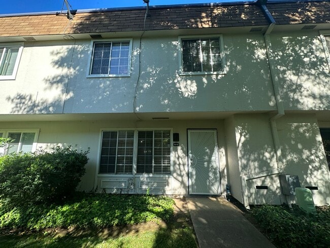 Three Bedroom Townhome Near River Access - Three Bedroom Townhome Near River Access