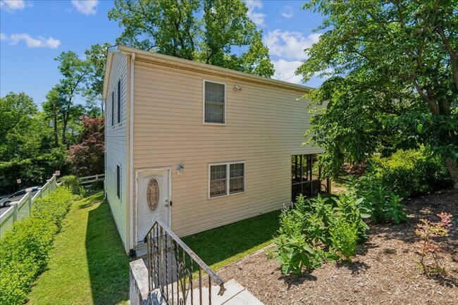 Foto del edificio - Cozy 3BE/2.5BA Colonial in Takoma Park with screened porch!
