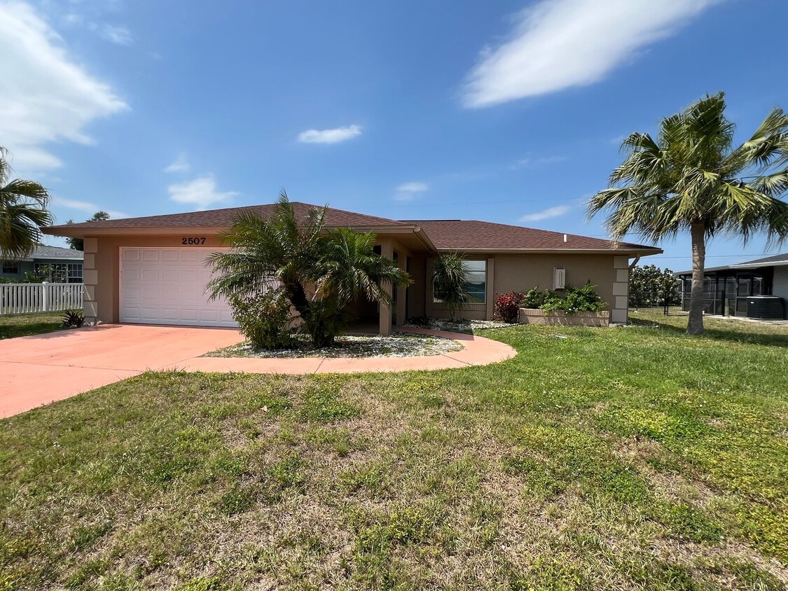 Foto principal - 2/2/2 fenced yard 2507 Lake View Blvd