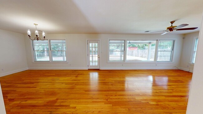 Foto del edificio - 3549 Mayfair Rd