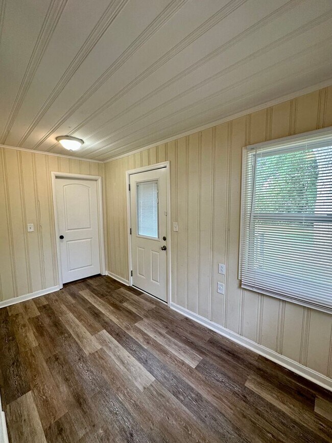 Foto del edificio - Renovated! Pre-Leasing for Fall 2026 3bd/2ba