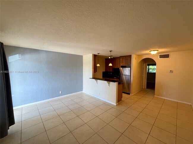 Building Photo - 2120 NE 42nd Ct