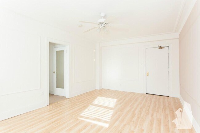 Foto del edificio - 2755 N Pine Grove Ave