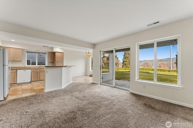 Building Photo - 2305 W Woodin Ave
