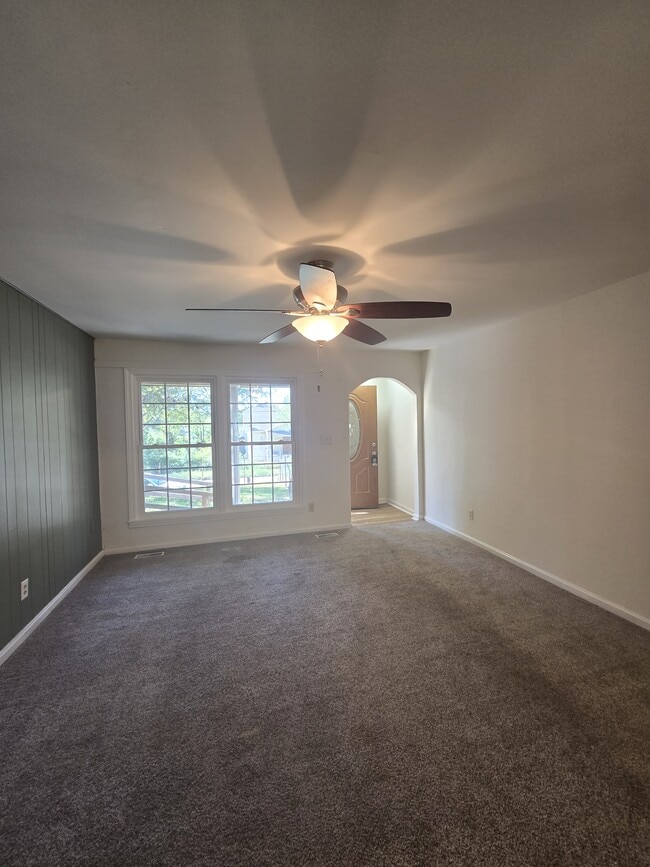 Building Photo - 1334 N Estelle St